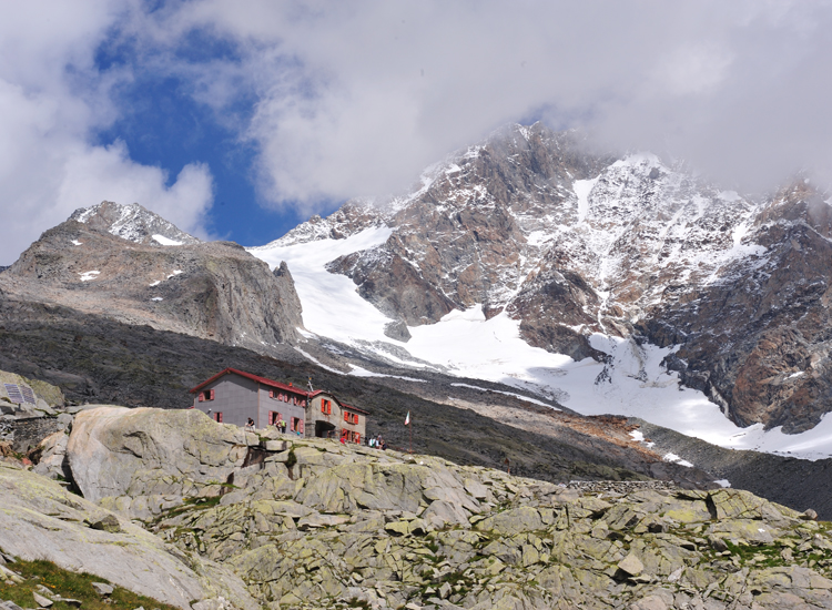 l’arrivo al rifugio Ponti durante la salita al Monte Disgrazia